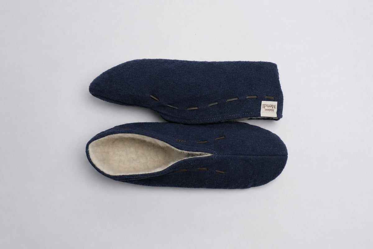 Chaussons bleus Maison Mendi vus de dessus, doublure en laine de mouton naturelle