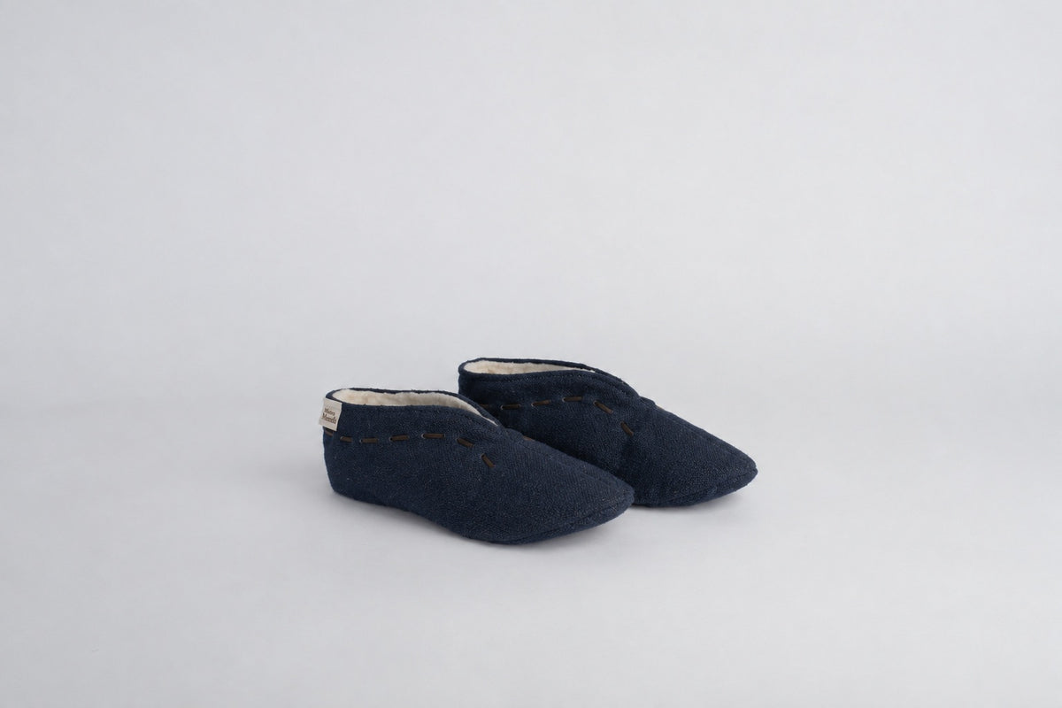 Paire de chaussons bleu nuit Maison Mendi en croûte de cuir et laine de mouton, faits main à Majorque