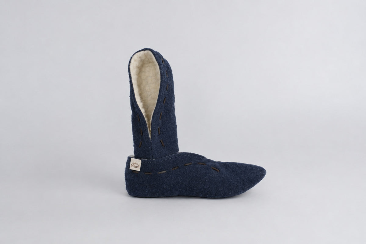 Chaussons bleu nuit faits main à Majorque, couture sellier en cuir, Maison Mendi